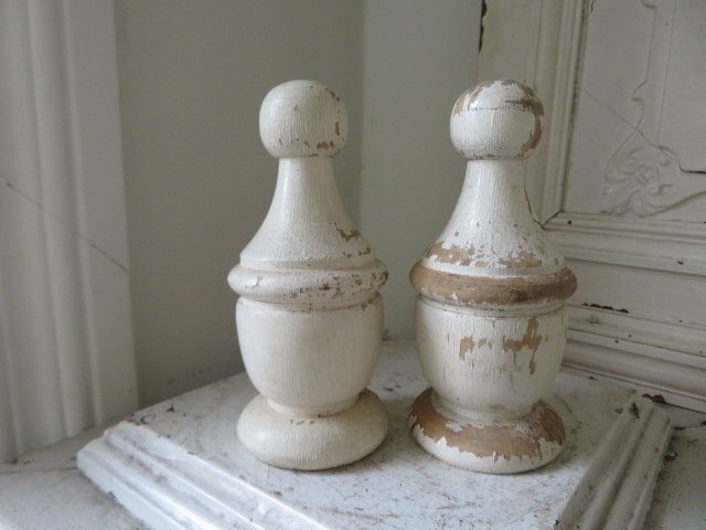 PAIR Old Vintage Architectural WHITE Wood FINIALS Chippy Crackly Patina AWESOME!