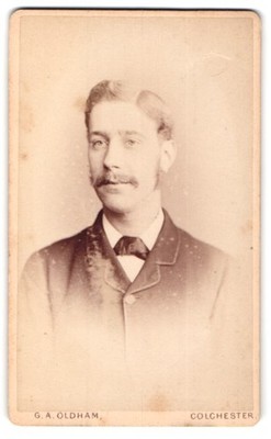Fotografie G. A. Oldham, Colchester, Queen Street 11, Porträt eines Herrn 
