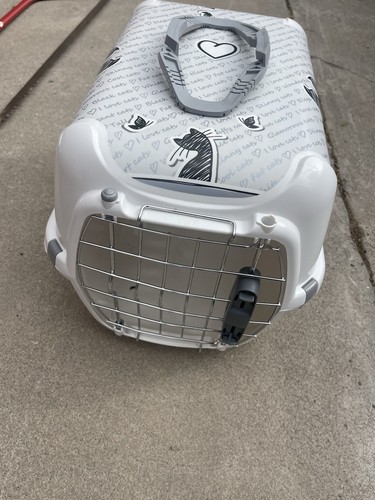 White Cat Crate Carrier Plastic and Metal with Cat Design and Metal Door 18 Inch