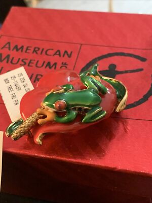 AMERICAN MUSEUM OF NATURAL HISTORY GREEN ENAMEL TOAD FROG RED LEAF BROOCH PIN