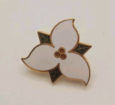 PRAIRIE LILY Pretty White & Goldtone Flower Lapel Hat Vest Pin Pinback