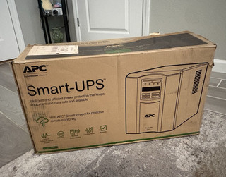 Unidad UPS de escritorio APC SMT1500C 1500 VA/1000 W 120 V AVR 8 tomas de corriente