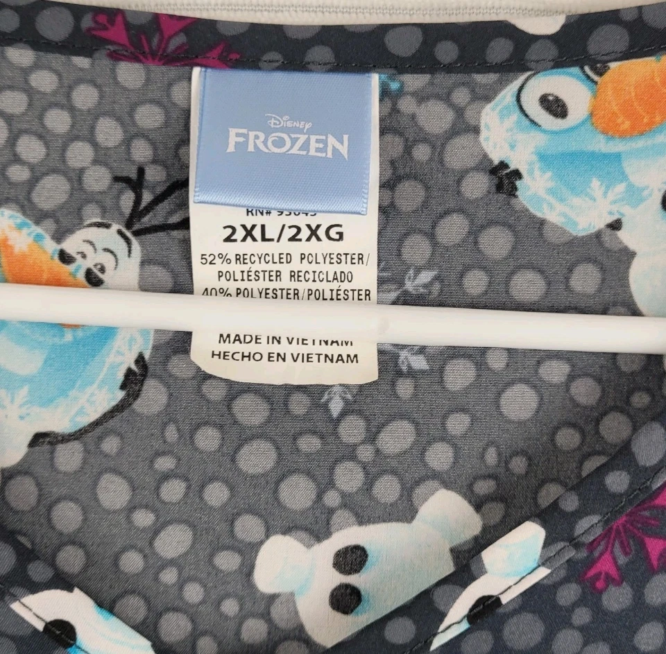Blusa Médica Disney Frozen Olaf Para Mujer 2XL Gris Estampado de Copo de Nieve Bolsillos con Cuello en V Foto 3 de 4