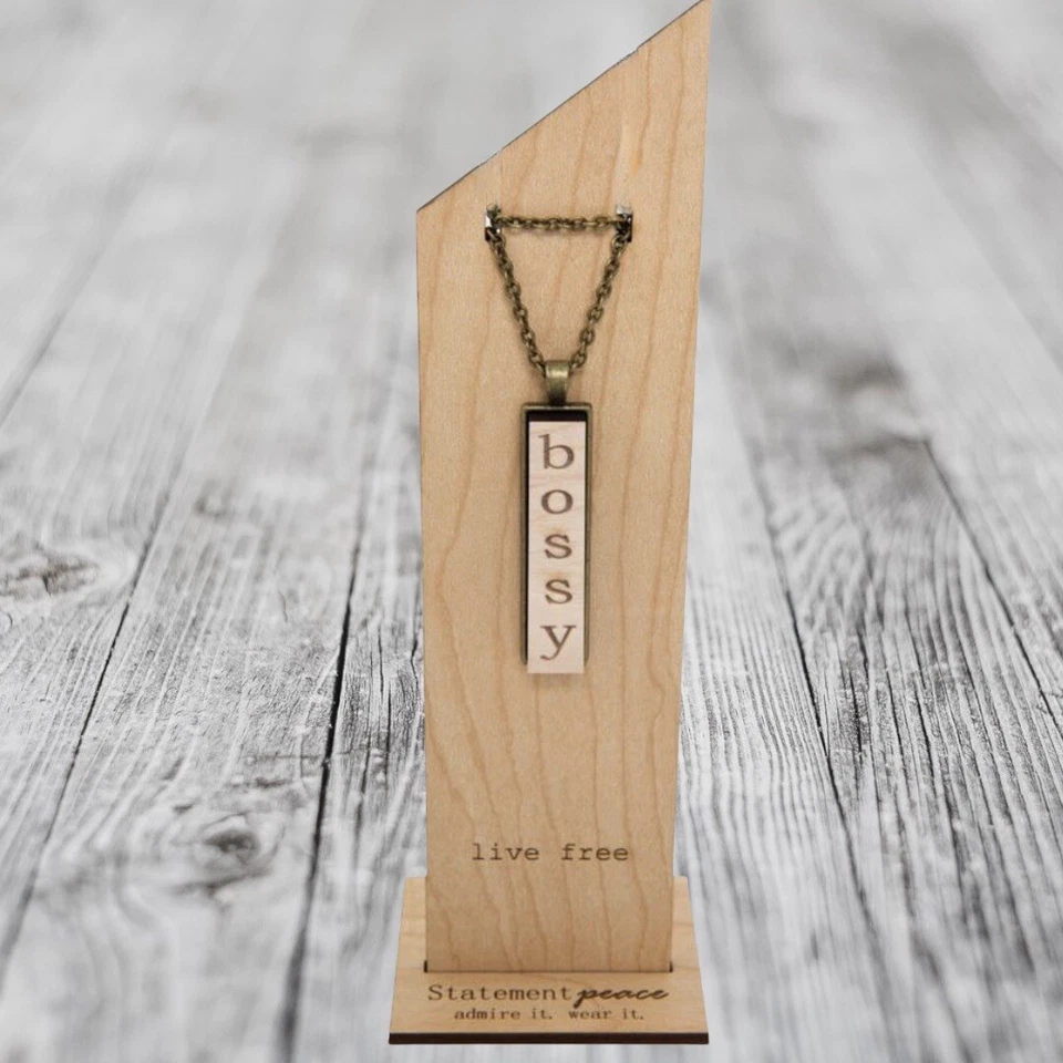 HECHO A MANO Collar Madera Grabado Colgante Declaración Orgánico Sostenible Regalo Foto 3 de 4