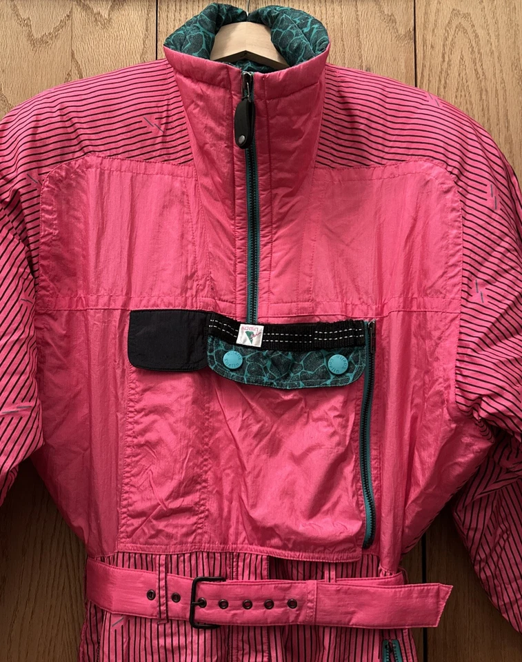 Traje de esquí Kaelin de la década de 1980 traje de nieve de una pieza para mujer 10 babero de nieve solar rosa intenso de colección Foto 3 de 4