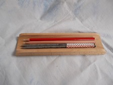 Stiftablage aus Buchenholz mit 2 Schiefergriffeln und 2 Kunstgriffeln, La