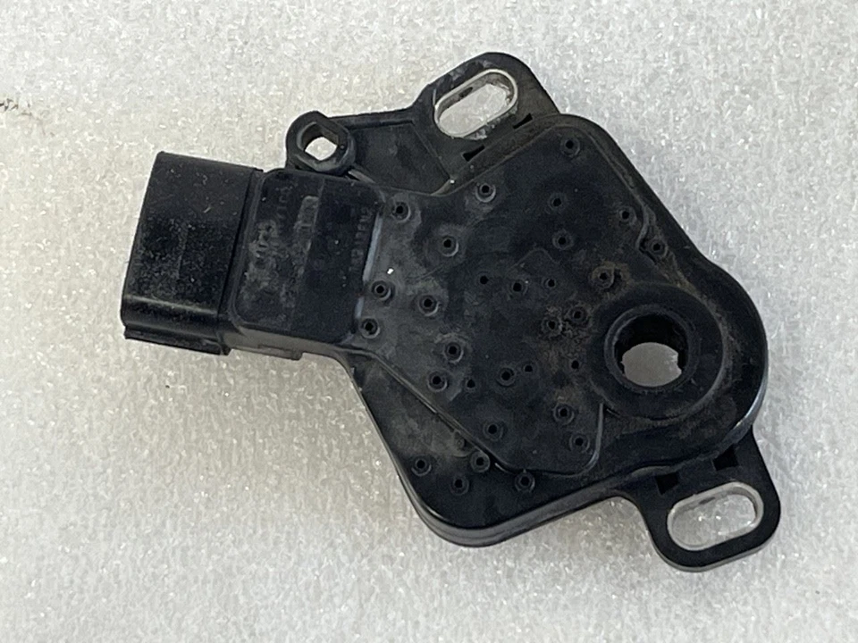 Nissan Pathfinder 2017 2018 2019 2020 transmisión interruptor de seguridad neutral tracción delantera Foto 2 de 4