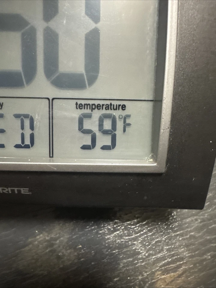 Reloj despertador atómico Acurite con fecha, día de la semana y temperatura Foto 3 de 4