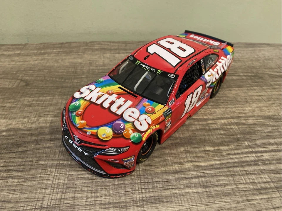 1:24 Acción 2018 #18 Skittles Candy M&M JGR CAMRY KYLE BUSCH #/529 Foto 3 de 4