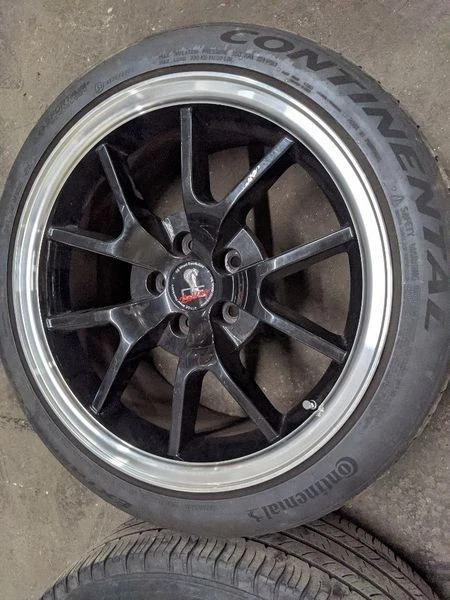 Rueda Ford Mustang 1994-2004 17x8, (GT, 5 radios), tuercas expuestas llanta única Foto 4 de 4