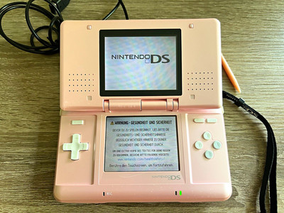 Nintendo DS Pink/Rosa inklusive Sims 2 Pets mit Ladekabel, Konsole   gebraucht