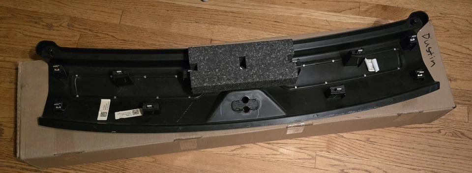 Cadillac Escalade 2021-2025 puerta levadiza negra umbral inferior moldura GM #85124298 Foto 3 de 4