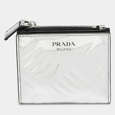 Prada Silber geprägtes Lackleder Bifold Geld...