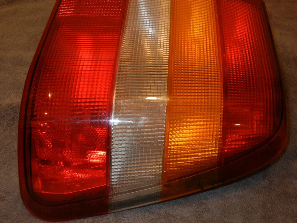 Conjunto de luz trasera derecha 85-92 SAAB 9000 hatchback Q2 Foto 2 de 4