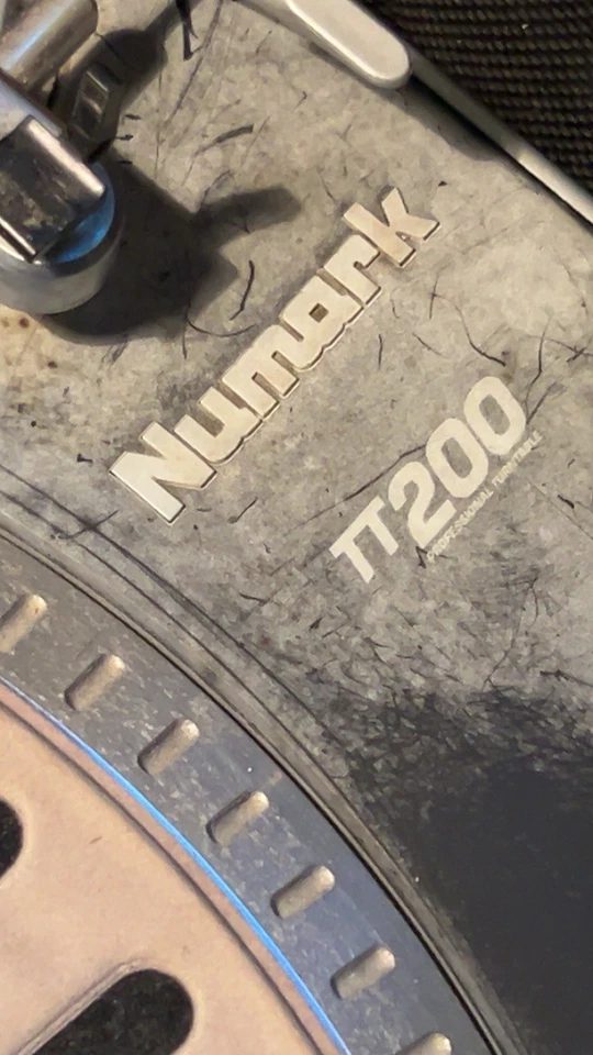 Dos tocadiscos Numark tt200 como están para piezas. Foto 2 de 2