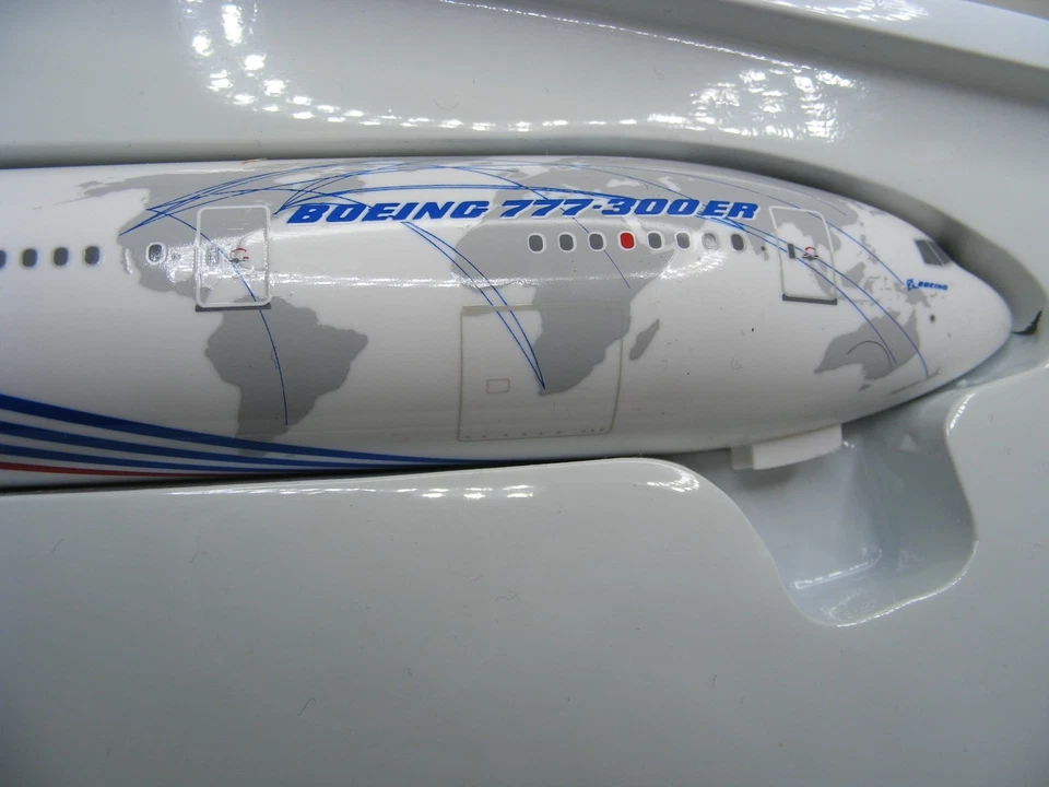 New! SkyMarks SKR119 Boeing World Tour Boeing 777-300ER, reg. N5017V - 1:200 - Image 4 of 4