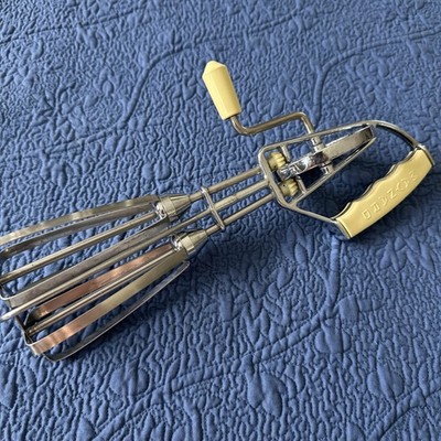 VTG.MCM MAYNARD Stainless Steel Yellow Egg Beater Hand Mixer Made In USA 50 s