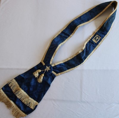 ANTIQUE ODD FELLOWS FRINGED SATIN CEREMONIAL SASH HLING BROS. EVERARD REGALIA
