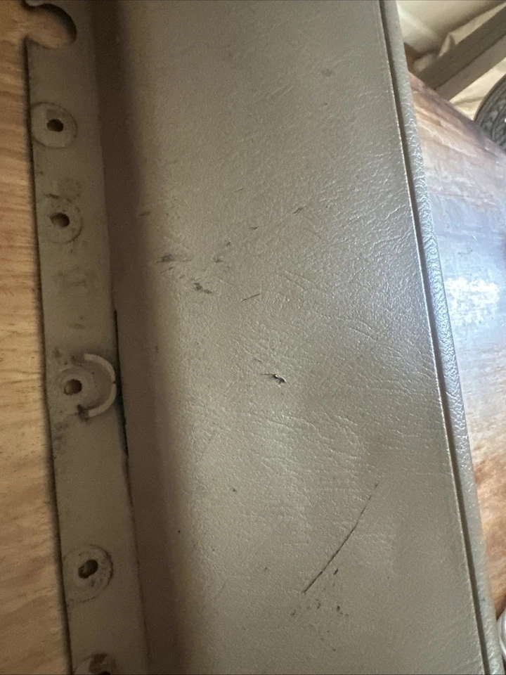 原始设备制造商吉普牧马人 TJ 1997 - 2006 棕褐色/米色乘客仪表板盖装饰 — 第 2/4 张图片