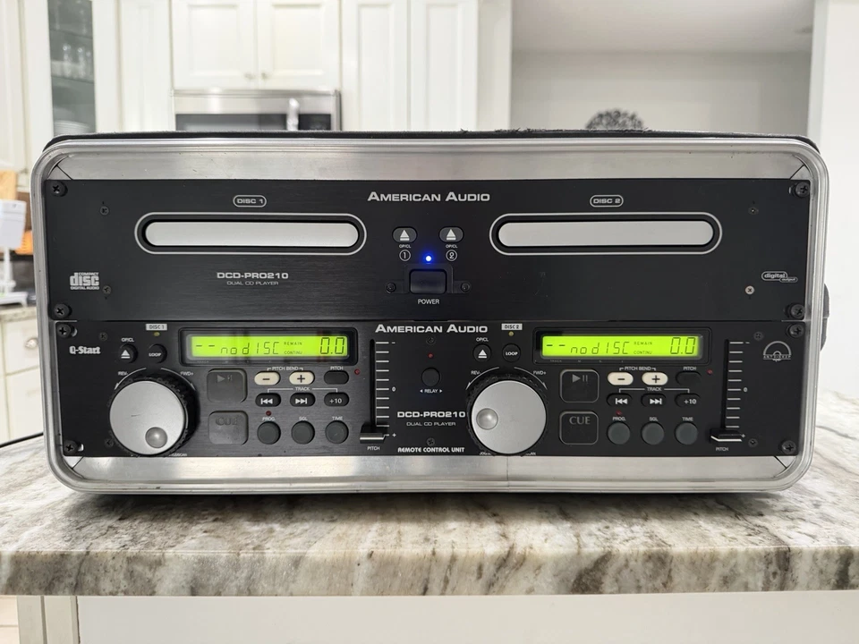 American Audio DCD-PRO210 con cables y estuche rígido SKB Foto 3 de 4