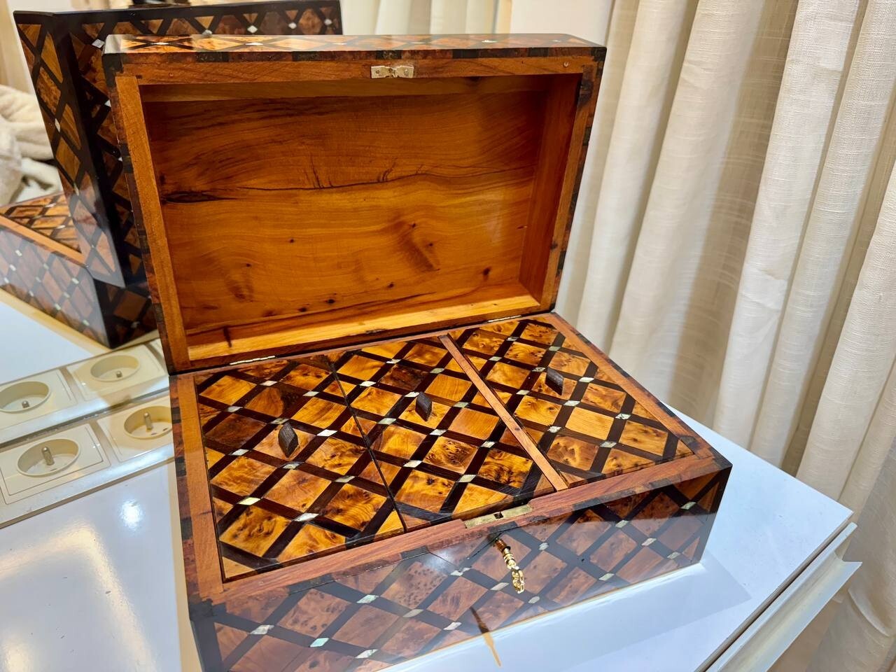 Vintage Luxury Box lockable thuya wooden Jewelry Box organizer with key