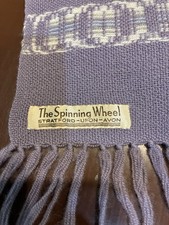 Bufanda de lana tejida de colección años 70 The Spinning Wheel Stratford-Upon -Avon flecos lila