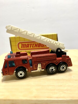 1982 Matchbox Red Fire Engine w/White Extension Ladder #18 Macau Yellow Box