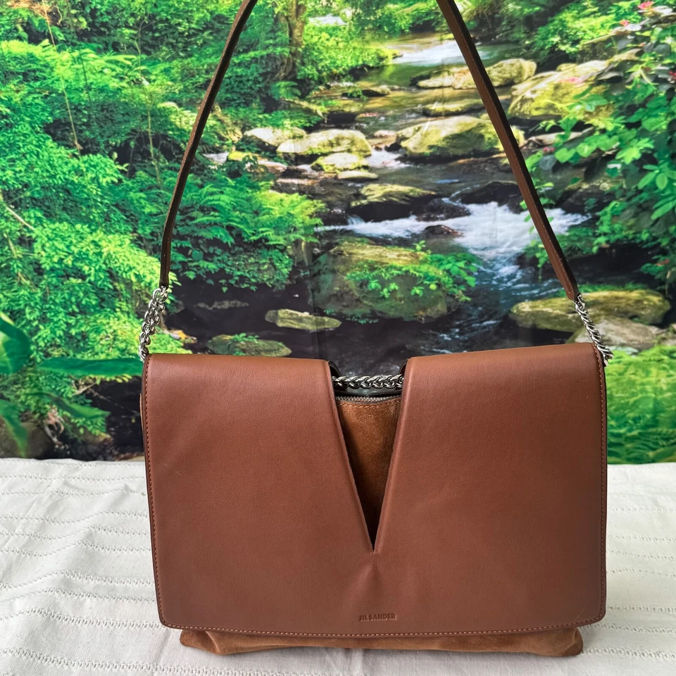 BOLSO DE HOMBRO JIL SANDER MINIMALISTA DE CUERO CON ESLABONES DE CADENA EN FORMA DE V Foto 3 de 4