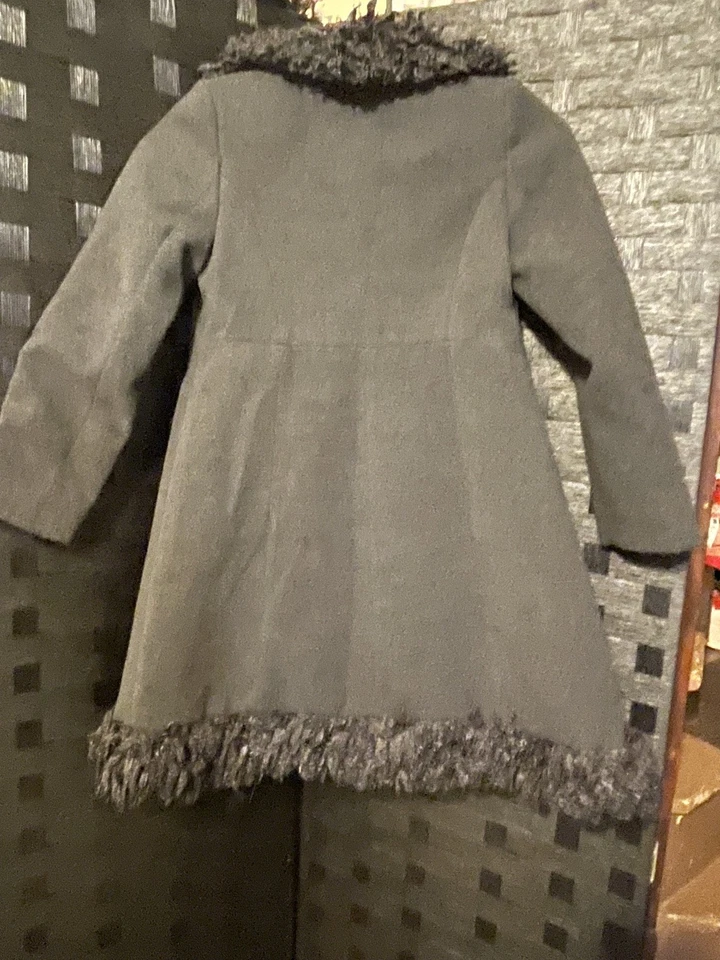 Vestido largo de invierno Rothschild para niñas gris carbón cuello de piel sintética dobladillo talla 8 Foto 3 de 4