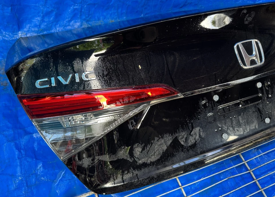 ЧЕРНАЯ КРЫШКА БАГАЖНИКА ЗАДНЕЙ ДВЕРИ HONDA CIVIC (NH731P) 22-25 # OR15-TRS353 - Изображение 4 из 4