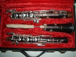 Larilee oboe with left F  and low Bb in a case  Serial #21953