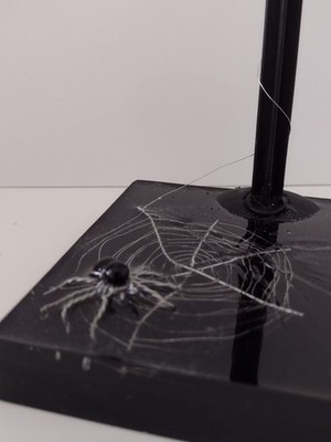 Handgefertigter Puppenständer aus Eiche für Modepuppen - Spinnennetzdesign