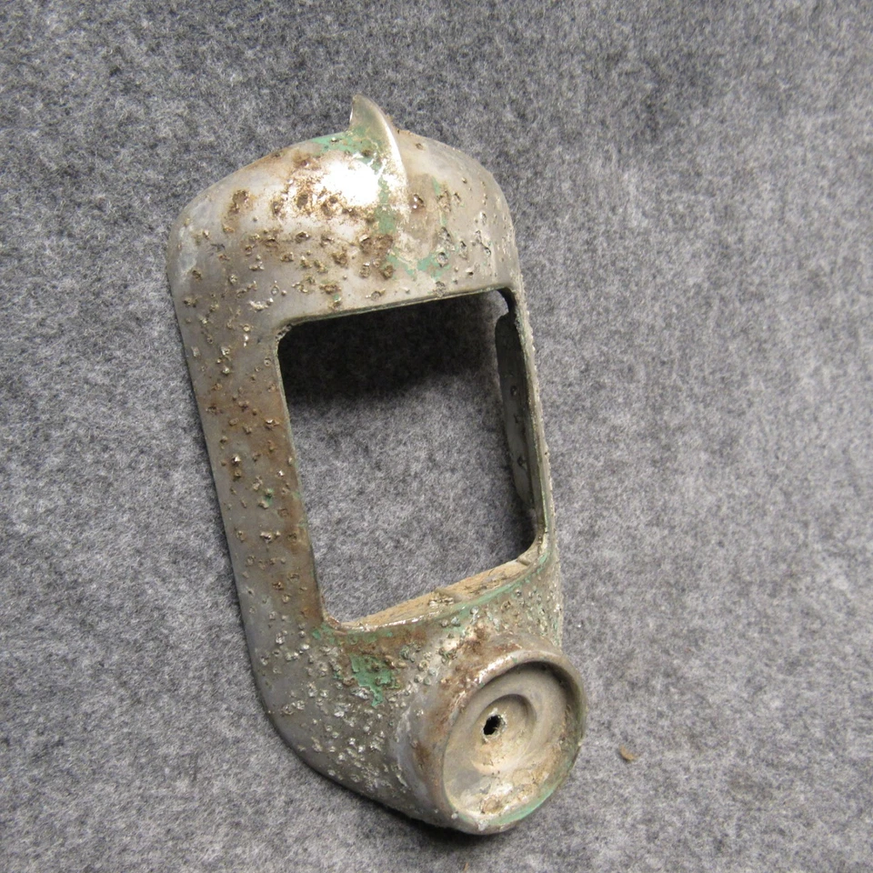 Bisel de lámpara de luz trasera Chevy Fleetline y Styleline 1951-1952 5940033 OEM 26161 Foto 2 de 4