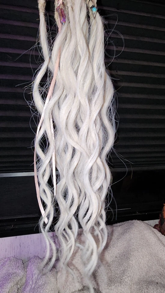 ¡RASTAS! Extensiones de cabello Opal Rainbow y rastas cepillables con dijes SIN TRENZAS Foto 2 de 3