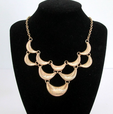 Napier Scalloped Bib Gold Tone Necklace 20'' Signed  Glossy Textured Statement