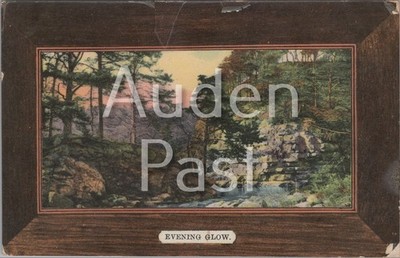Abendleuchtender Waldbach und Felsen malerische Kunst Postkarte