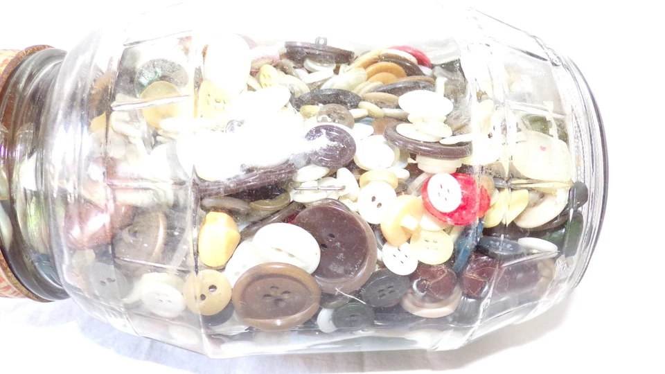 VINTAGE GLASS BARREL QUART JAR filled with vintage   BUTTONS - Image 4 of 4