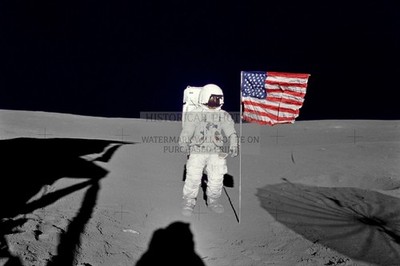 APOLLO 14 ASTRONAUT EDGAR MITCHELL AT US FLAG FRA MAURO 1971 4X6 POSTCARD PHOTO