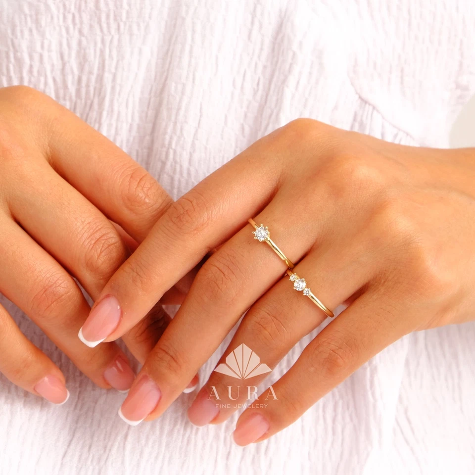 Anillo de piedra solitario de oro de 14 quilates con circonita cúbica, delicada banda de tres piedras apilable fino Foto 3 de 4