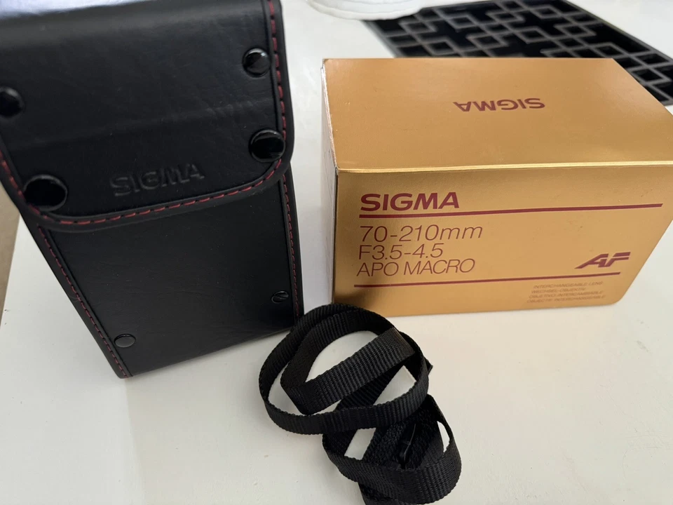 Sigma Hard Case 3 3/4" x 3 3/4" 6 1/2" for 70-210mm F3.5-4.5  with strap EO-500 - Image 4 of 4