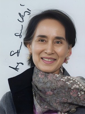 AUNG SAN SUU KYI BURMESE POLITICIAN DIPLOMAT NOBEL LAUREATE SIGNED PHOTO 8''X11''