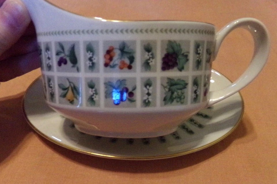 Royal Doulton Tapiz Gravy Boat & Base Set Inglaterra Translúcido China Usado en Excelente Condición Foto 2 de 4