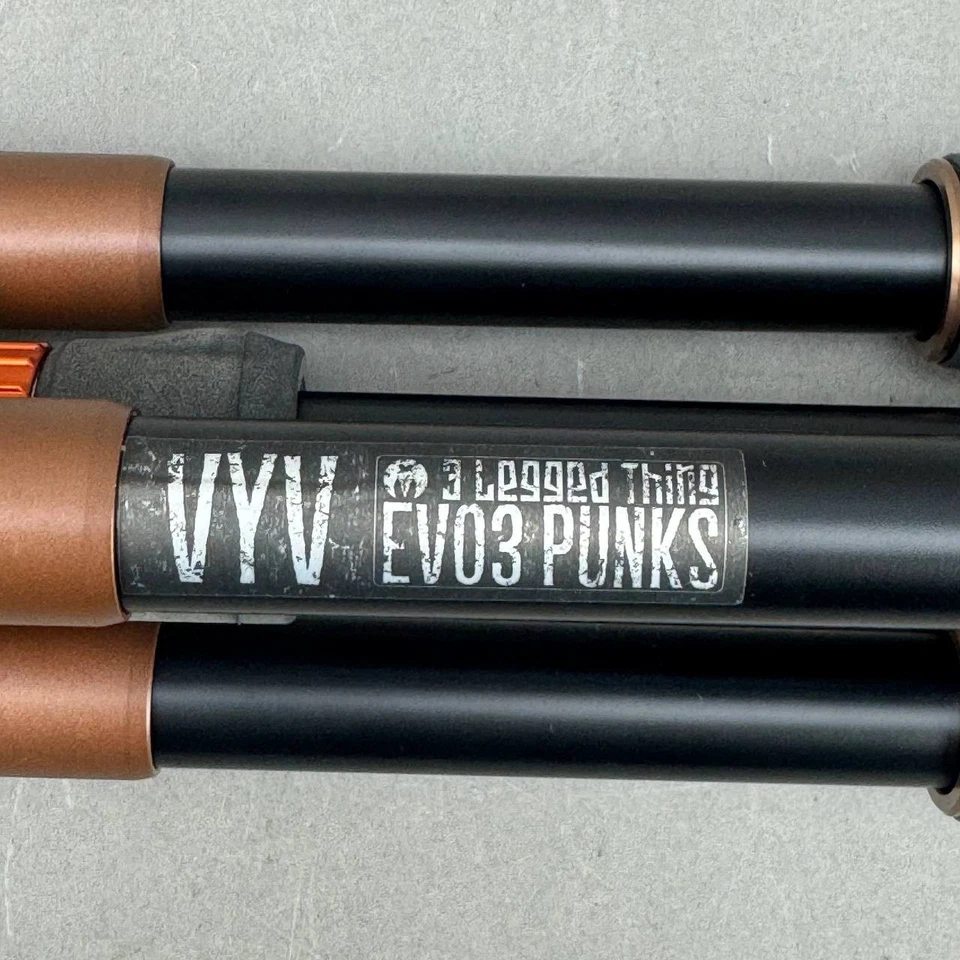 3 Legged Thing Tripod Vyv EVO3 PUNKS With Branded Canvas Carry Bag - Image 3 of 4