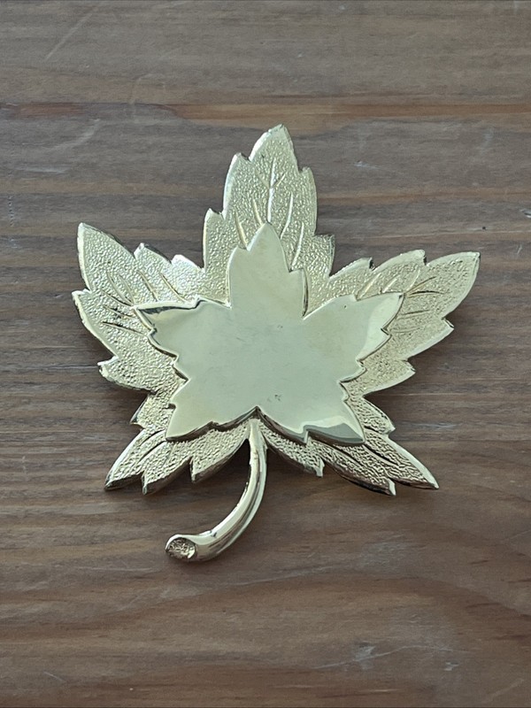 Vintage Signed MONET Textured Shiny Gold Tone Maple Leaf Brooch Pin