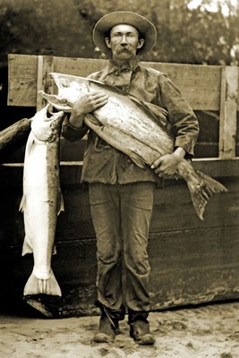 1914 Fischer mit zwei großen Lachsfischen 4x6 Foto