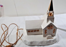 Iglesia de cerámica iluminada vintage con campana y base - hecha a mano