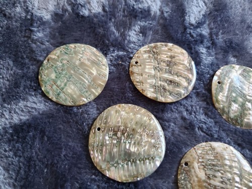 Gorgeous Shell Pendants 5 Pcs 1.5inch - Picture 2 of 6