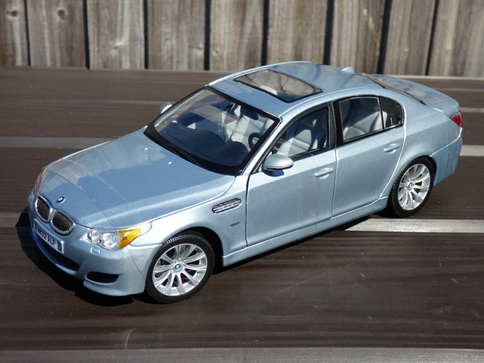BMW M5 E60 V10 último coche de juguete aspirado aventurina individual plateado metálico 1:18 Foto 2 de 4