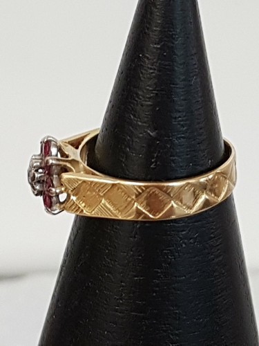 Vintage 18ct HM Yellow Gold Natural Ruby & Diamond Ring Patterned Band 4.4g - Picture 4 of 10