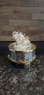 Jolie boîte à musique carrousel ornée de miroirs et de deux éléphants en verre - Photo 1/4
